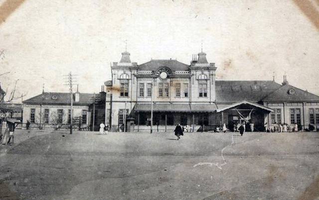 1913년 개축 이후 대구역의 모습이다. 초기 대구역은 서울역, 대전역, 부산역과 같은 르네상스 양식의 건축물로 목조 2층 건물로 지어졌다.