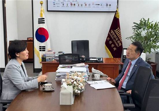 국회 정보위원장인 신성범 의원이 송미령 장관을 면담하고 있다.