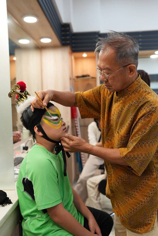 추아 수퐁 박사가 배우에게 직접 분장을 해주고 있다. /포항바다국제연극제집행위원회 제공