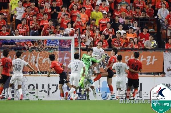 31일 포항스틸러스가 강원FC에 0-1로 패하면서 5연승 행진도 멈췄다. 사진은 포항-강원 선수들이 포항 문전에서 볼 경합을 벌이고 있다. 사진=한국프로축구연맹 제공