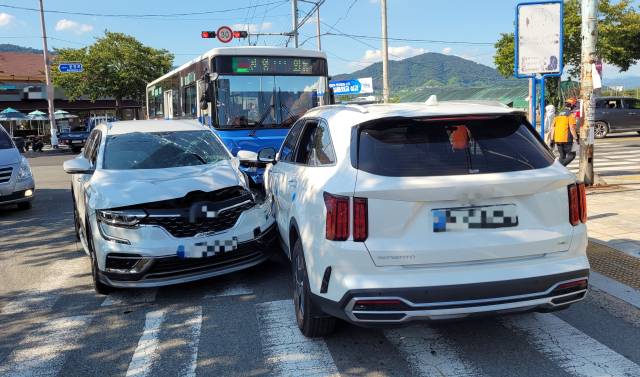 지난 30일 오후 3시 44분 김해시 진례면 클레이아크미술관 사거리에서 시내버스와 QM6, 쏘렌토가 잇달아 충돌해 파손된 모습. 독자 제공