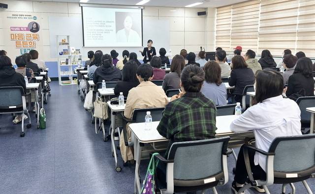 ▲ 경상북도교육청정보센터는 오는 9월부터 11월까지 청소년, 학부모 등 지역민을 대상으로'2025년 하반기 인문학 아카데미, 별별 인문학'작가 초청 강연을 운영한다. 상반기 인문학 초청 작가 강연모습. 정보센터.