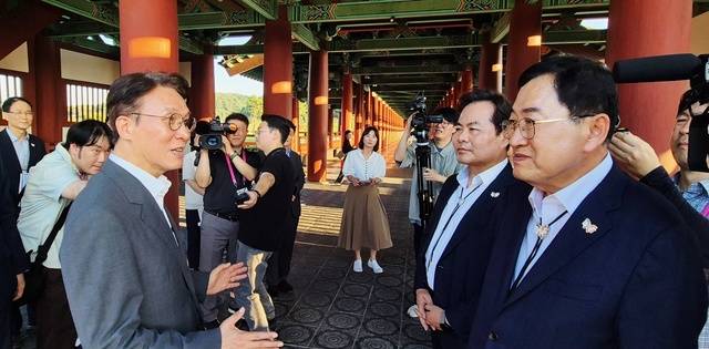 2025 APEC 정상회의 준비위원장인 김민석 국무총리가 지난달 29일 경주 동궁과 월지에서 김학홍 경제부지사, 주낙영 경주시장과 APEC 홍보계획, 문화·관광 프로그램 등을 집중 점검하고 있다. 경북도 제공
