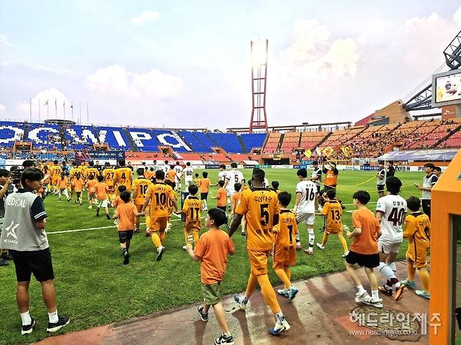 제주SK FC 선수들이 '이름없는 유니폼'을 입고 경기에 나서고 있다.(사진=제주특별자치도)