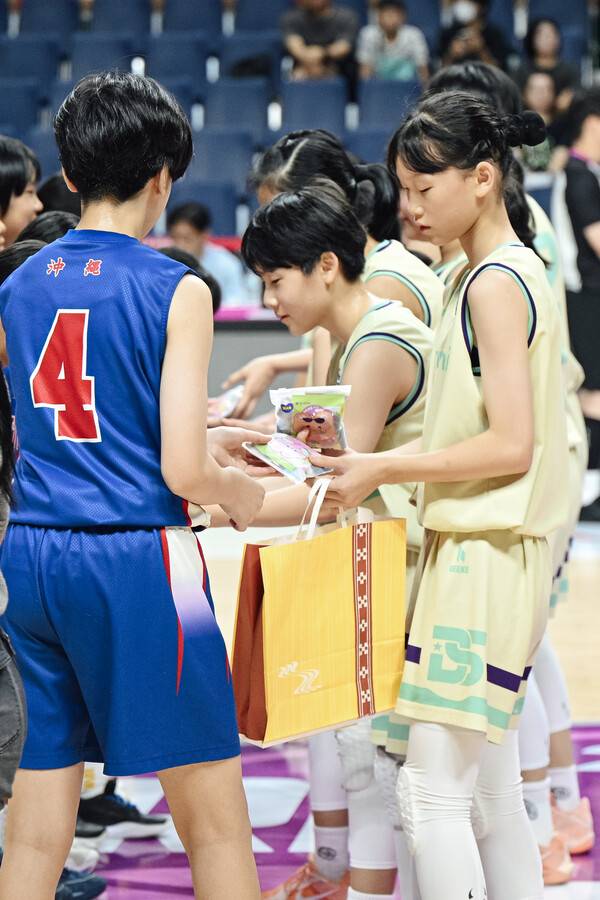 2025 WKBL 국제 유소녀 농구 챔피언십 WITH BNK금융 결승전 이토만 미나미 동신초등학교 선물교환. 사진 | WKBL