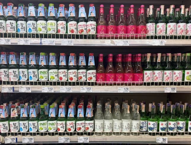 동남아시아에서는 한국 소주를 모방한 '현지 소주'가 인기다./사진=윤서영 기자 sy@