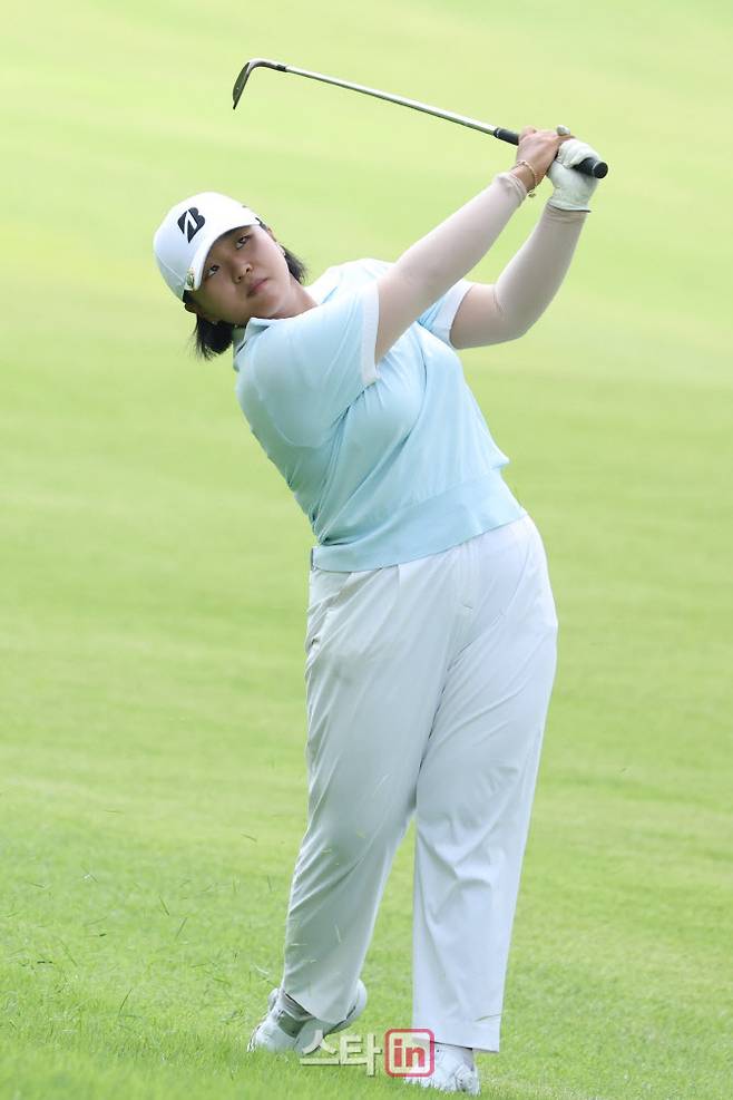 신다인이 30일 경기도 용인시 처인구 써닝포인트CC에서 열린 제14회 KG 레이디스 오픈 2R에서 18홀 세컨샷을 날리고 있다. 사진=이영훈 기자
