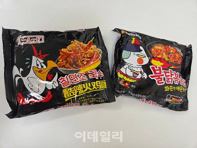 불닭볶음면(오른쪽)을 모방한 듯한 중국 제품 ‘칠면조 국수’(왼쪽). 캐릭터, 로고, 색상까지 전반적으로 닮은꼴이다. (사진=한전진 기자)