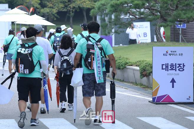 민트색 티셔츠를 맞춰 입은 박현경 팬들이 31일 경기도 용인시 처인구 써닝포인트CC에서 열린 제14회 KG 레이디스 오픈 3라운드를 찾았다.(사진=이데일리 스타in 이영훈 기자)