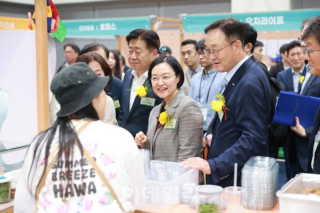 한성숙 중기부 장관이 제주도에서 열린 9월 동행축제 개막 당시 소상공인들과 만나 환담하고 있다.(사진=중소벤처기업부)