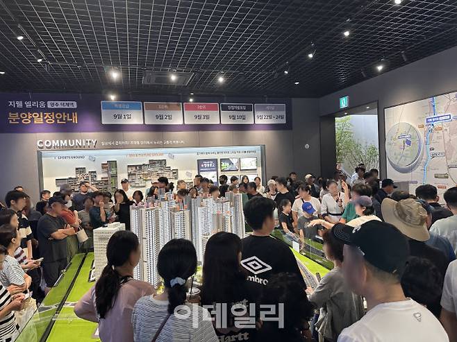 31일 지웰 엘리움 양주 덕계역 견본주택에 많은 방문객이 몰려 하루종일 북적였다. (사진=신영)