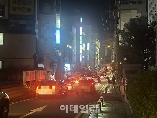지난 26일 오후 10시10분쯤 서울 강남구 대치동 학원가에서 불법 주정차 단속을 피해 학생들의 하원을 기다리는 차량들이 골목길로 들어가고 있다. (사진=박원주 수습기자)