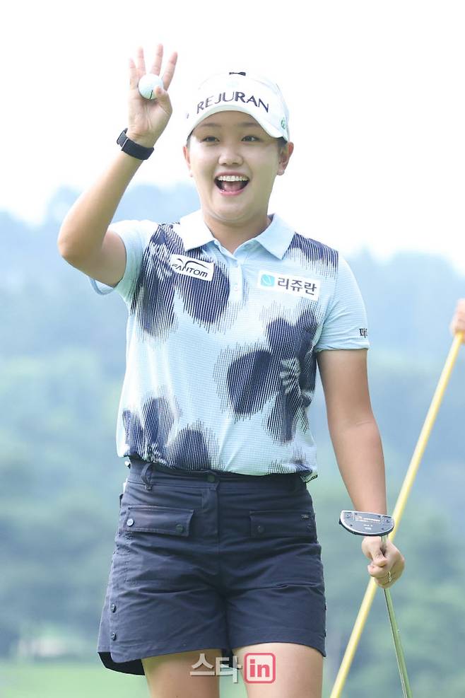 조혜림이 31일 경기도 용인시 처인구 써닝포인트CC에서 열린 제14회 KG 레이디스 오픈 3라운드에서 1홀 그린에서 이동하며 손을 흔들고 있다. 사진=이영훈 기자