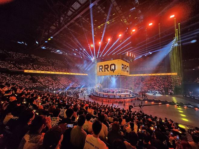 - 뒤를 이어 디팬딩 챔피언 RRQ가 입장했다&nbsp;