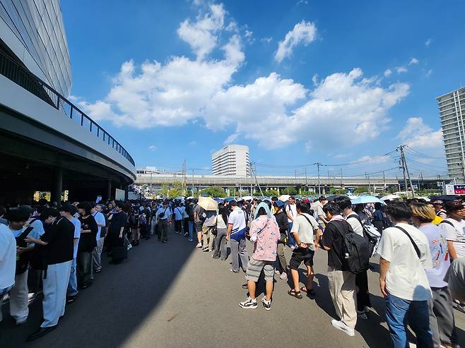 - 경기장 앞은 그야말로 인산인해다&nbsp;