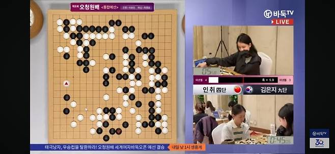 패싸움이 일단락되면서 흑의 우세가 뚜렷해지고 있다.(사진 바둑TV 캡처)