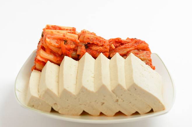 두부 등의 식품을 만드는 데 쓰이는 콩은 남성의 테스토스테론 수치에 전혀 영향을 미치지 않을 뿐만 아니라 오히려 심장 질환 등의 위험을 낮춘다. [사진=클립아트코리아]