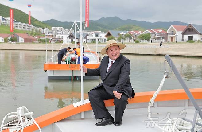 (평양 노동신문=뉴스1) = 북한 노동당 기관지 노동신문은 31일 김정은 당 총비서의 참석 아래 "지방 진흥의 새 시대와 더불어 동해 기슭에 또 하나의 기념비적 창조물로 일떠선 낙원군 바닷가 양식사업소 준공식이 8월 30일 성대히 진행됐다"라고 보도했다. [국내에서만 사용가능. 재배포 금지. DB 금지. For Use Only in the Republic of Korea. Redistribution Prohibited] rodongphoto@news1.kr