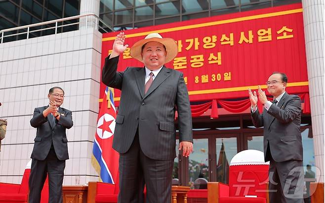 (평양 노동신문=뉴스1) = 북한 노동당 기관지 노동신문은 31일 김정은 당 총비서의 참석 아래 "지방 진흥의 새 시대와 더불어 동해 기슭에 또 하나의 기념비적 창조물로 일떠선 낙원군 바닷가 양식사업소 준공식이 8월 30일 성대히 진행됐다"라고 보도했다. [국내에서만 사용가능. 재배포 금지. DB 금지. For Use Only in the Republic of Korea. Redistribution Prohibited] rodongphoto@news1.kr