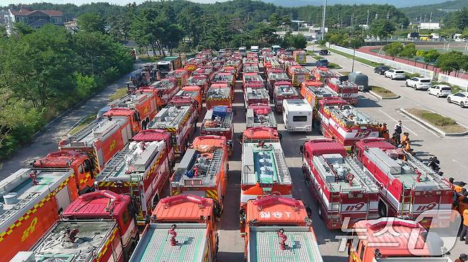 31일 강원 강릉시 가뭄 대응 국가소방동원령 발령에 따른 현장에 집결한 소방차량들이 급수 지원 활동을 준비하고 있다. (소방청 제공. 재판매 및 DB 금지) 2025.8.31/뉴스1