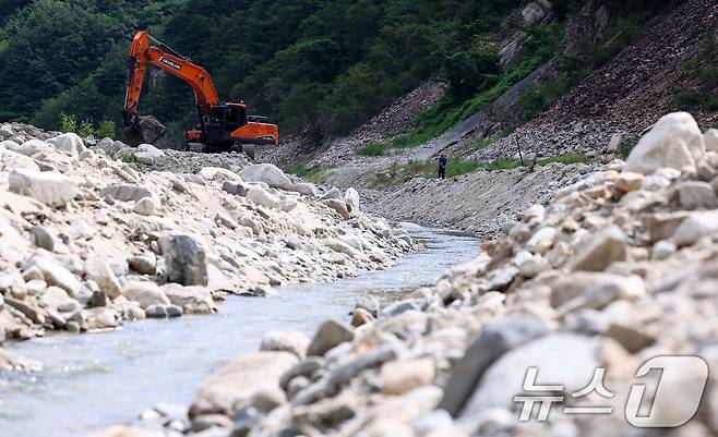 31일 강원 강릉시 주요 상수원인 오봉저수지 상류에서 한 관계자가 포크레인으로 물길을 내고 있다. 2025.8.31/뉴스1 ⓒ News1 김성진 기자
