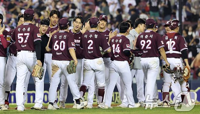 31일 오후 서울 잠실야구장에서 열린 2025 신한 SOL뱅크 KBO리그 키움 히어로즈와 LG 트윈스의 경기에서 6-5로 승리를 거둔 키움 히어로즈 선수들이 기쁨을 나누고 있다. 2025.8.31/뉴스1 ⓒ News1 박지혜 기자