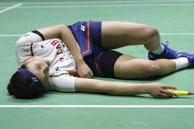 안세영이 30일(한국 시간) 프랑스 파리 아디다스 아레나에서 열린 2025 세계배드민턴연맹(BWF) 세계선수권 여자단식 4강에서 중국의 천위페이와 경기 중 코트에 쓰러져있다. 사진 | 파리=AP 연합뉴스