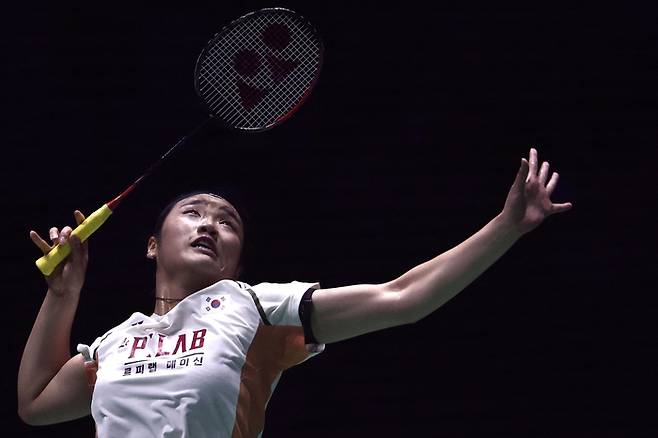 안세영이 30일(한국 시간) 프랑스 파리 아디다스 아레나에서 열린 2025 세계배드민턴연맹(BWF) 세계선수권 여자단식 4강에서 중국의 천위페이와 경기하고 있다. 사진 | 파리=AFP 연합뉴스