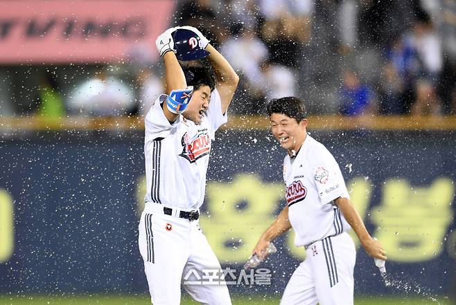 두산 안재석(왼쪽)이 28일 잠실구장에서 열린 2025 KBO리그 삼성과 경기 연장 10회말 2사 1-2루 상황에서 삼성 투수 김재윤을 상대로 끝내기 1타점 2루타를 친 뒤 기뻐하고 있다. 잠실 | 박진업 기자 upandup@sportsseoul.com