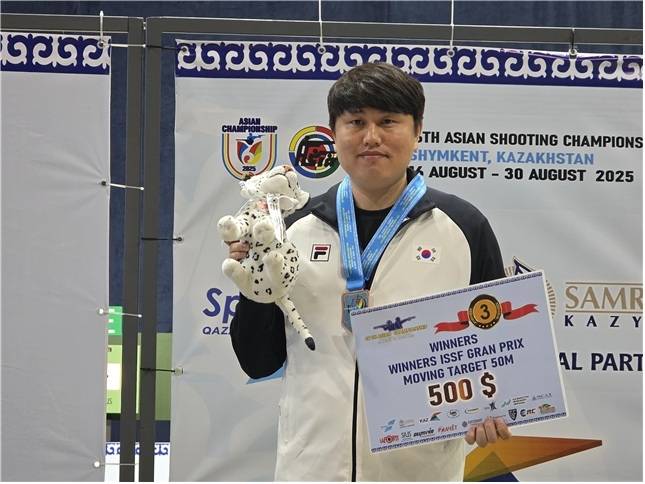 제16회 심켄트 아시아사격선수권대회 50m 무빙타깃 혼합경기 남자 일반부에서 은메달을 차지한 정유진. 사진 | 대한사격연맹