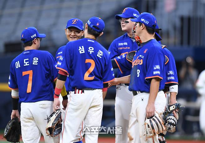 한화 선수들이 27일 서울 고척스카이돔에서 열린 2025 KBO리그 키움과 경기 승리 후 하이파이브를 하며 승리를 자축하고 있다. 고척 | 최승섭기자 thunder@sportsseoul.com