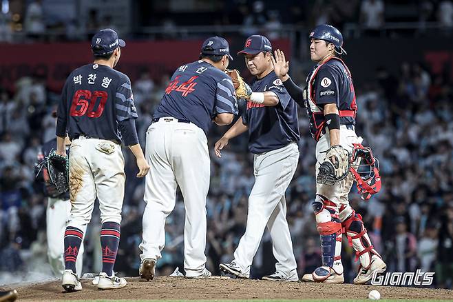 롯데 선수들이 24일 창원NC파크에서 열린 2025 KBO리그 NC전 승리 후 하이파이브를 하고 있다. 사진 | 롯데 자이언츠