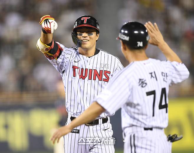 LG 천성호가 20일 서울 잠실구장에서 열린 2025 KBO리그 롯데와 경기 7회말 1사1루 우전안타를 친 후 세리머니를 하고 있다. 잠실 | 최승섭기자 thunder@sportsseoul.com