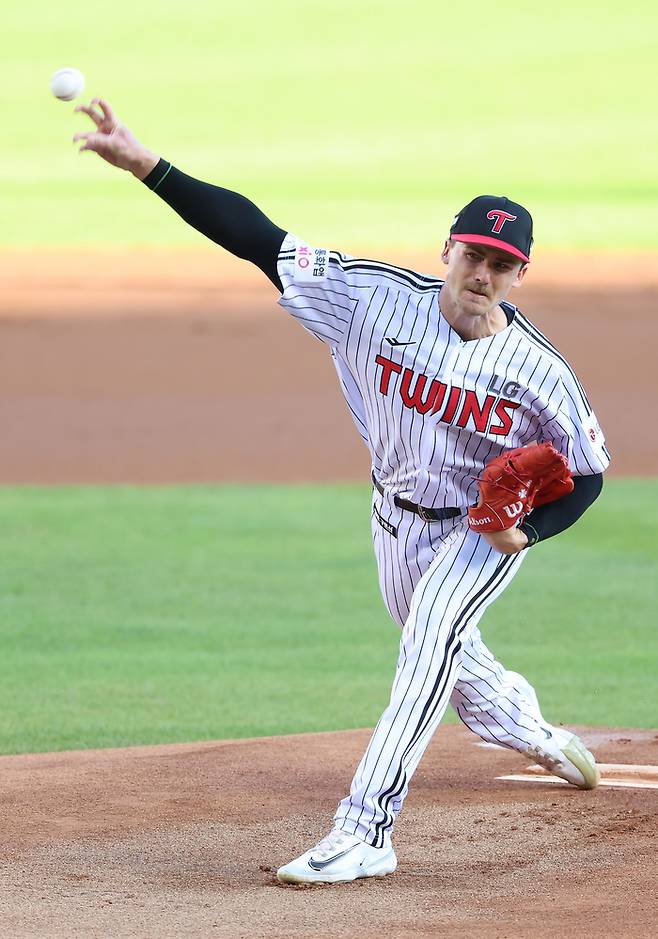 LG 톨허스트가 30일 서울 잠실구장에서 열린 2025 KBO리그 정규시즌 키움전에 선발 등판해 역투하고 있다. 사진 | LG 트윈스