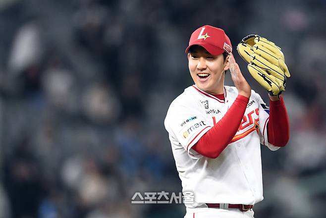 SSG 선발투수 송영진이 26일 인천 SSG랜더스필드에서 열린 2025 KBO리그 롯데와 경기 6회초 무사 1루 상황에서 롯데 손호영을 상대로 병살을유도한 뒤 박수를 치며 기뻐하고 있다. 문학 | 박진업 기자 upandup@sportsseoul.com
