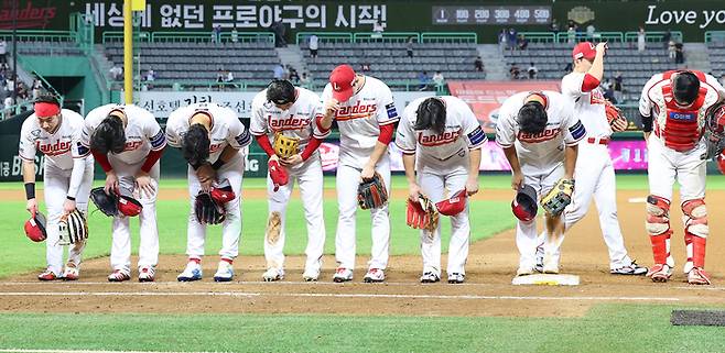 SSG 선수들이 6일 인천 SSG랜더스필드에서 열린 2025  KBO리그 삼성전에서 5-4로 승리한 뒤 팬들에게 인사하고 있다. 사진 | 연합뉴스