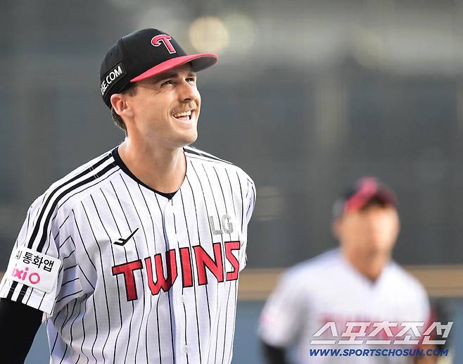 30일 잠실구장에서 열린 LG와 키움의 경기. 1회 투구를 마치고 마운드를 내려오는 LG 톨허스트.