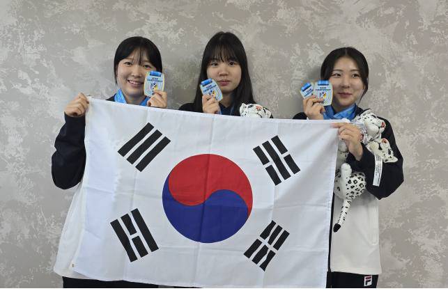 제16회 심켄트 아시아사격선수권대회 50m 소총복사 여자 주니어부 단체전에서 금메달을 차지한 심여진(한국체대) 김태희(한국체대) 오세희(충북보과대, 왼쪽부터). 사진제공=대한사격연맹