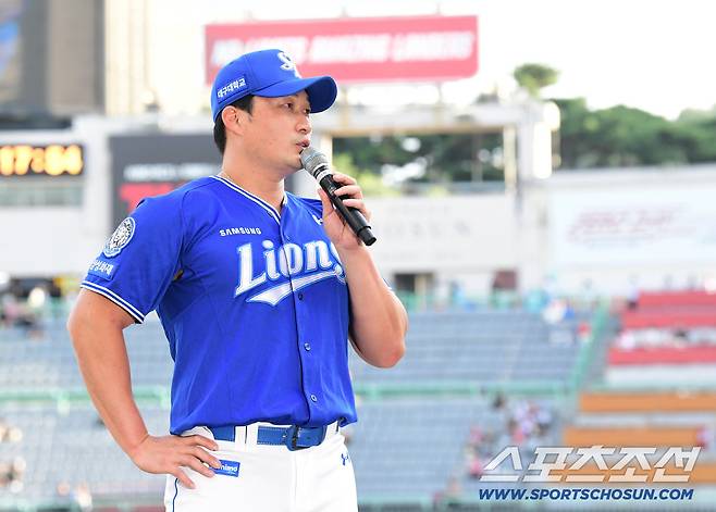 7일 인천 SSG랜더스필드에서 열린 SSG와 삼성의 경기. 오승환 은퇴 기념 행사가 열렸다. 팬들에게 감사 인사를 하고 있는 오승환. 인천=송정헌 기자songs@sportschosun.com/2025.08.07/