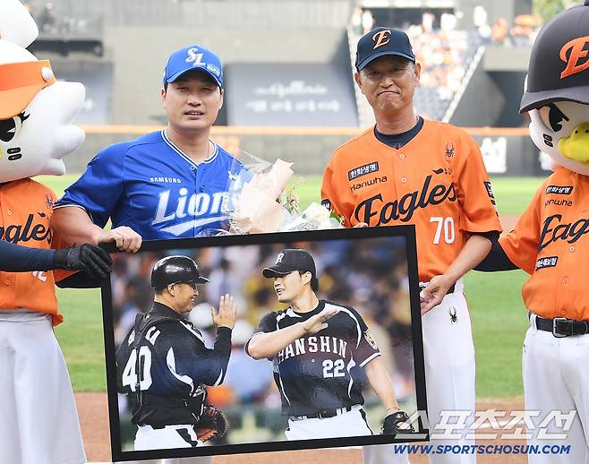 31일 대전 한화생명볼파크에서 열린 삼성-한화전. 경기 전 오승환의 은퇴 투어 행사가 열렸다. 한신 시절 오승환과 배터리로 호흡을 맞췄던 쓰루오카 한화 2군 코치가 함께 포즈 취하고 있다. 대전=정재근 기자 cjg@sportschosun.com/2025.8.31/