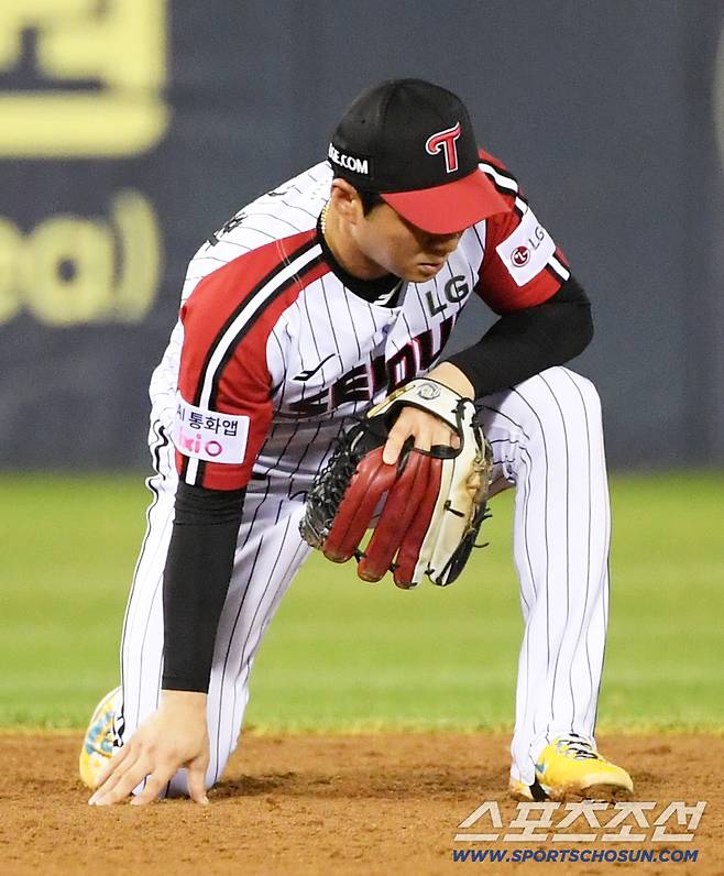 31일 잠실구장에서 열린 LG 트윈스와 키움 히어로즈 경기. 9회초 1사 1,2루 키움 대타 김태진 타구를 포구 실책한 LG 유격수 오지환이 자책하고 있다. 잠실=박재만 기자 pjm@sportschosun.com/2025.08.31/