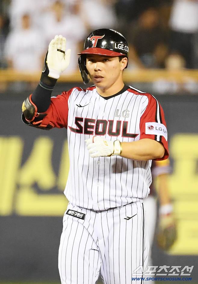 31일 잠실구장에서 열린 LG 트윈스와 키움 히어로즈 경기. 8회말 무사 1,3루 LG 문성주가 적시타를 날린 뒤 환호하고 있다. 잠실=박재만 기자 pjm@sportschosun.com/2025.08.31/