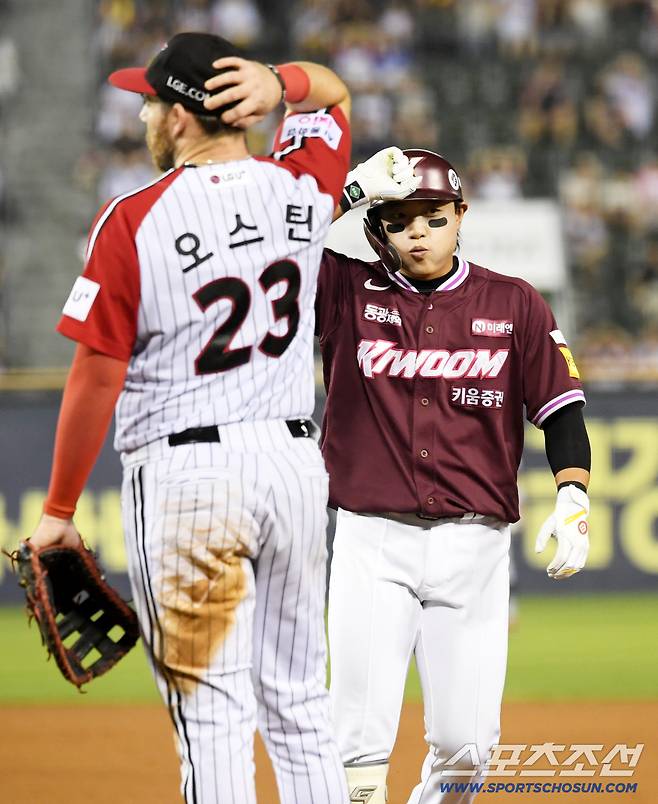 31일 잠실구장에서 열린 LG 트윈스와 키움 히어로즈 경기. 9회초 1사 1,2루 키움 대타 김태진이 LG 유격수 오지환 실책으로 역전에 성공한 뒤 환호하고 있다. 잠실=박재만 기자 pjm@sportschosun.com/2025.08.31/