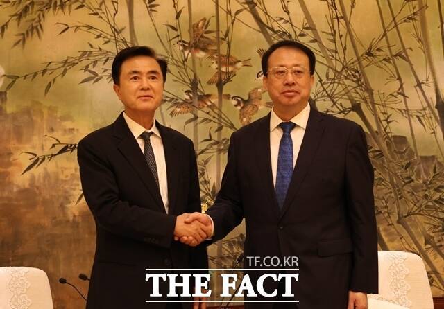 김태흠 충남도지사(왼쪽)가 26일 궁정 상하이 시장을 만나 교류·협력을 확대해 나아가기로 뜻을 같이했다. /충남도