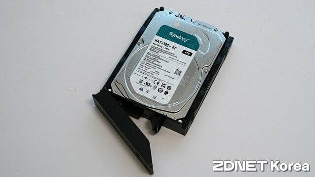 HDD 장착에 별도 공구가 필요 없다. (사진=지디넷코리아)