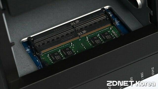 DDR4 ECC 메모리 4GB를 기본 설치했다. (사진=지디넷코리아)
