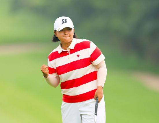 신다인이 KG 레이디스 오픈 2차 연장에서 우승 버디를 낚은 뒤 환호하고 있다. 사진제공=KLPGA