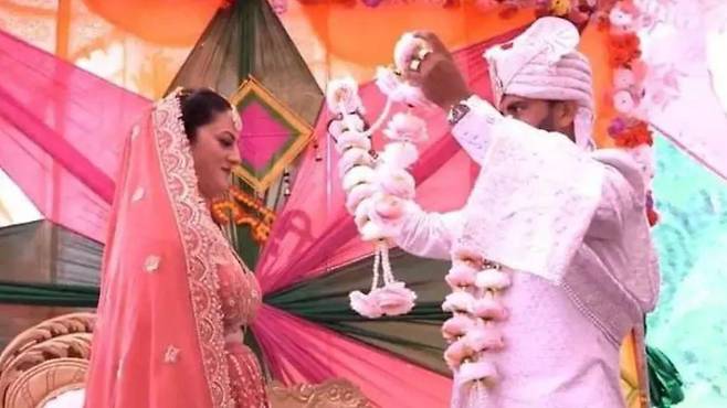 하티족의 결혼 의식은 전통적인 힌두교 의식과 몇 가지 중요한 측면에서 차이가 있다