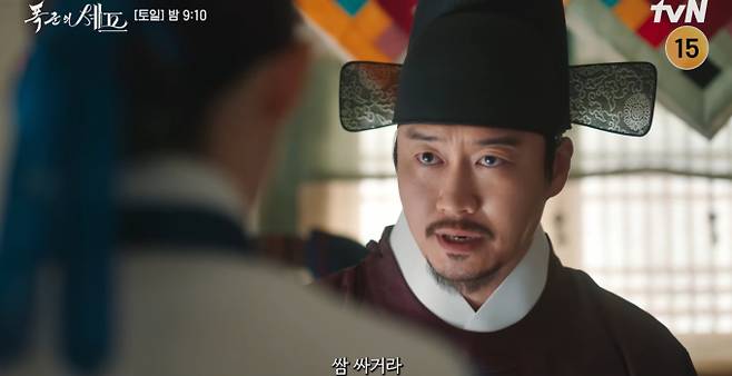 tvN 드라마 '폭군의 셰프' 4회에서는 현대에서 온 셰프 연지영(임윤아 분)이 조선의 숙수들과 운명을 건 요리 대결을 펼친다. 왕 이헌(이채민 분)의 총애를 받으며 궁중의 질투를 한 몸에 받게 된 연지영은 "절대 질 수 없다"며 자신감을 보인다. 왕과의 관계에 대한 소문을 부인하며 오직 실력으로 위기를 돌파하려는 연지영의 치열한 궁중 생존기가 예고되었다.