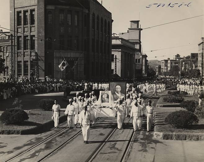 1949년 7월 5일 국민장으로 거행된 김구 장례 행렬. 서울운동장에서 영결식이 거행되고, 효창공원에 안장됐다. /국사편찬위원회